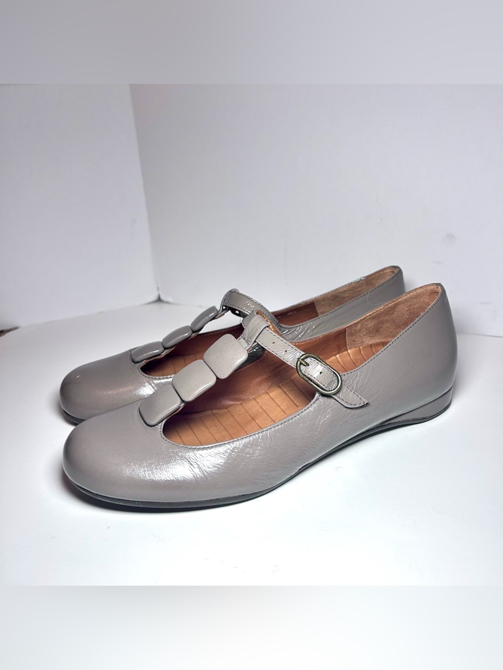 Chie Mihara Mary Jane’s 6.5 Gray Patent Leather Abstract T-Strap 36.5